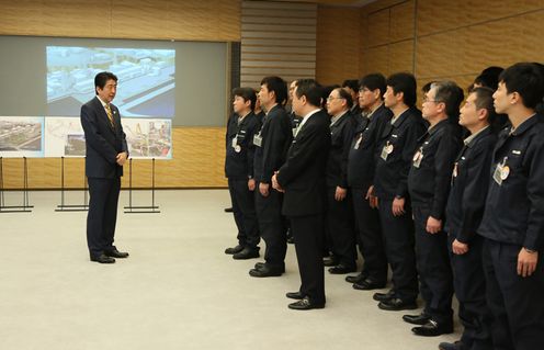 安倍总理在总理大臣官邸接受了“对从事东京电力公司福岛第一核电站的废炉・污染水对策作业组感谢状”中被颁予内阁总理大臣感谢状的作业组的拜访。