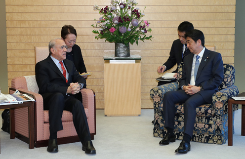 安倍总理在总理大臣官邸接受了经济合作与发展组织（OECD）秘书长古里亚的拜会。