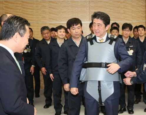 安倍总理在总理大臣官邸接受了“对从事东京电力公司福岛第一核电站的废炉・污染水对策作业组感谢状”中被颁予内阁总理大臣感谢状的作业组的拜访。