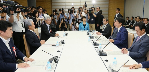 安倍总理在总理大臣官邸召开了2016年第12次经济财政咨询会议。
