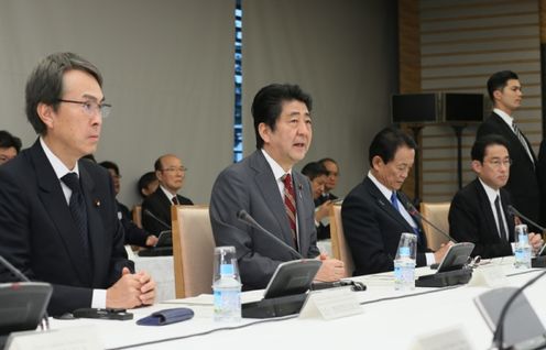 安倍总理在总理大臣官邸召开了第5次国际金融经济分析会议。