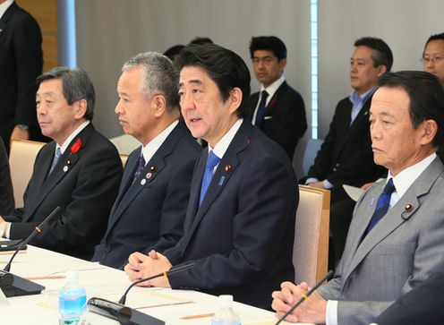 安倍总理在总理大臣官邸召开了第19次日本经济再生本部会议。