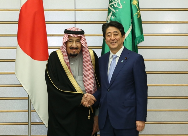 安倍总理在总理大臣官邸与沙特阿拉伯王国国王陛下萨勒曼·本·阿卜杜勒阿齐兹·阿勒沙特举行了会谈等。