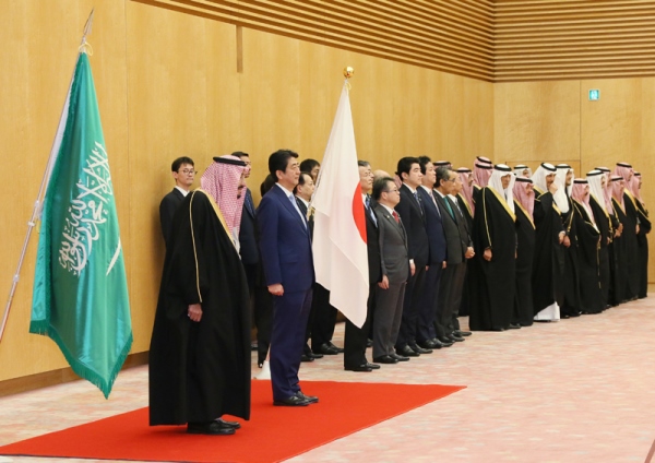 安倍总理在总理大臣官邸与沙特阿拉伯王国国王陛下萨勒曼·本·阿卜杜勒阿齐兹·阿勒沙特举行了会谈等。