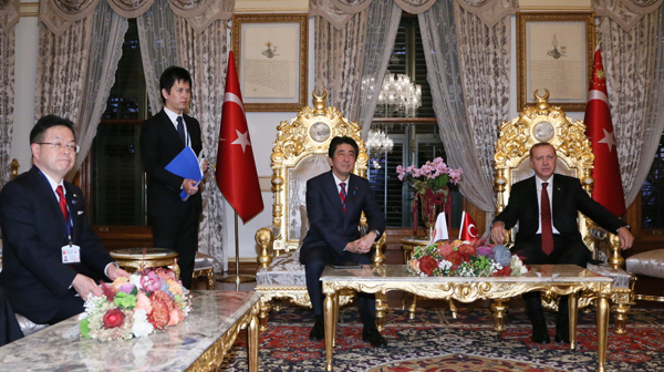 安倍总理访问了土耳其共和国的伊斯坦布尔。