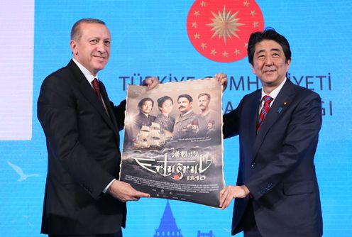 安倍总理访问了土耳其共和国的伊斯坦布尔。