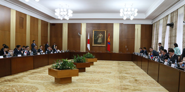 安倍总理为了出席第11届ASEM(亚欧会议)首脑会议等,访问了蒙古国的乌兰巴托。