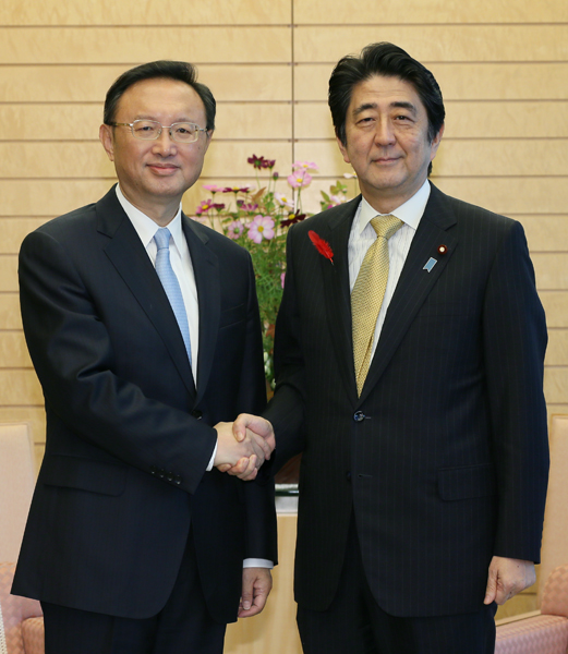 安倍总理在总理大臣官邸接受了中国国务委员杨洁篪的拜会。