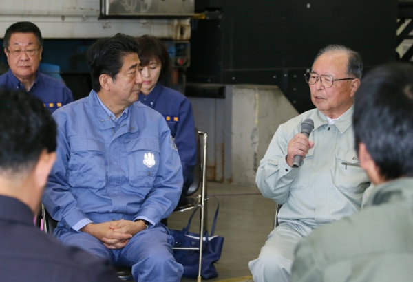 安倍总理为了视察台风第10号造成的灾害状況，访问了北海道。
