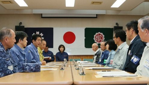 安倍总理为了视察台风第10号造成的灾害状況，访问了北海道。