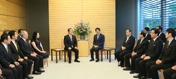 安倍总理接受了“九州和山口地区近代化工业遗产群”世界遗产登录推进协商会的拜访。