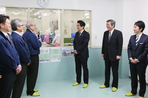 安倍总理为把握东日本大地震灾害的复兴情况，访问了岩手县和宫城县。