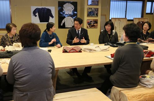 安倍总理为把握东日本大地震灾害的复兴情况，访问了岩手县和宫城县。