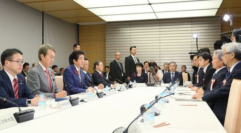 安倍总理在总理大臣官邸召开了2016年第16次经济财政咨询会议。
