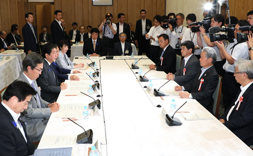 安倍总理在总理大臣官邸召开了2017年第11次经济财政咨询会议。