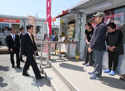 安倍总理访问了熊本县。