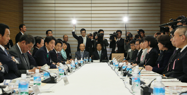 安倍总理在总理大臣官邸召开了第5次“城镇・居民・工作创生会议”。