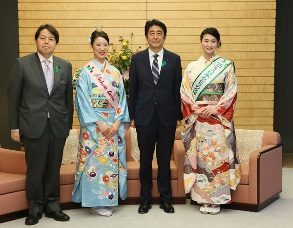 作为“绿色羽毛”佩带活动（国土绿化运动）的一环，安倍总理在总理大臣官邸接受了日本樱花女王和日本小姐绿色女神等的拜访。