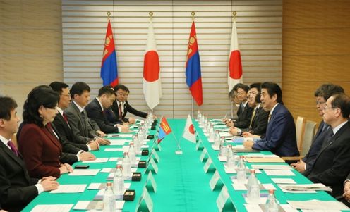 安倍总理在总理大臣官邸与蒙古国总理扎尔格勒图勒嘎·额尔登巴特举行了首脑会谈等。