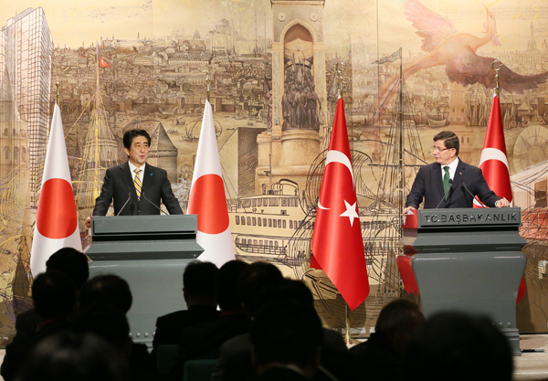 安倍总理继续访问了土耳其共和国的伊斯坦布尔。