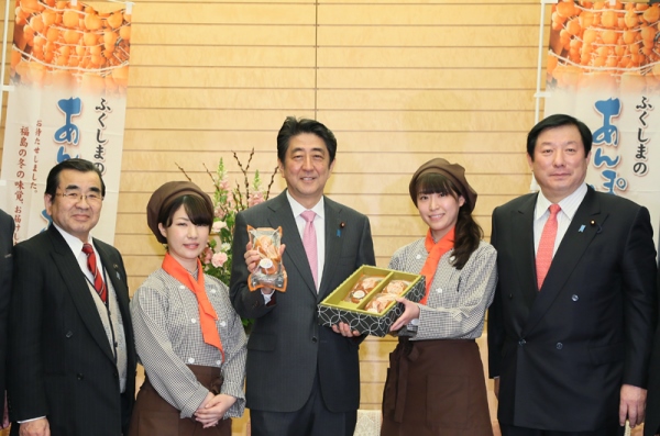 安倍总理在总理大臣官邸接受了福岛县伊达市长仁志田升司等赠送的天干柿。
