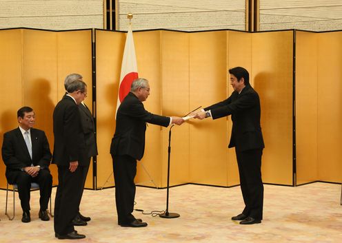 安倍总理在总理大臣官邸出席了地区再生计划认定书颁发仪式。