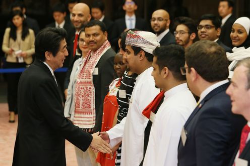 安倍总理在总理大臣官邸接受了参加世界青年领袖培养项目的青年代表的拜访。