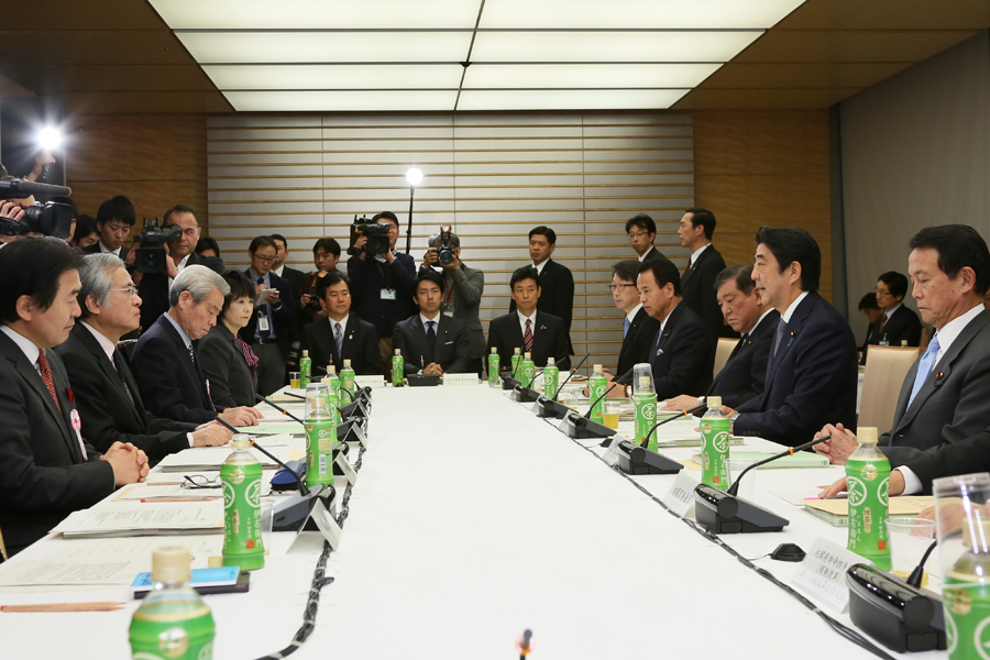 安倍总理在总理大臣官邸召开了第11次国家战略特别区域咨询会议。