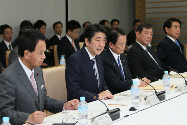 安倍总理在总理大臣官邸召开了第20次产业竞争力会议。