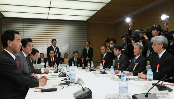 安倍总理在总理大臣官邸召开了2015年第1次经济财政咨询会议。