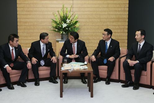 安倍总理在总理大臣官邸接受了下关河豚联盟等代表的拜访。