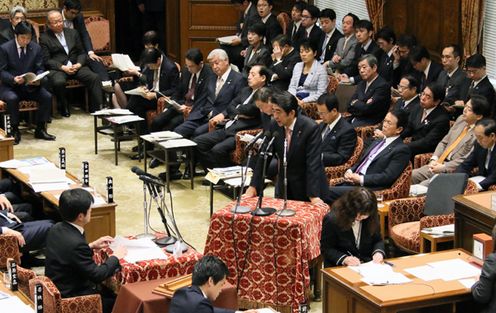 安倍总理出席了众议院预算委员会