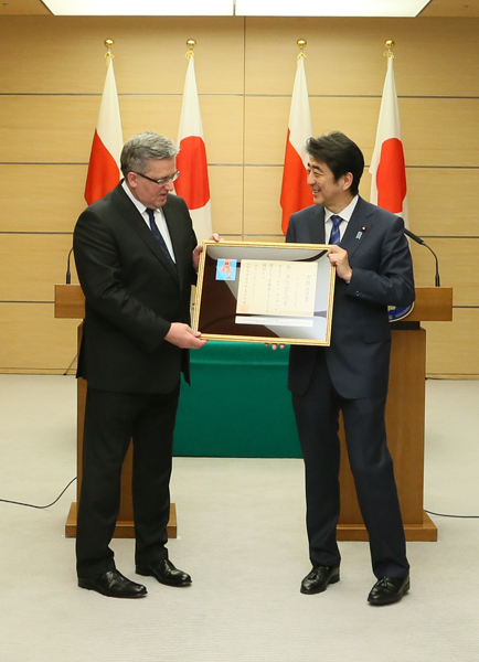 安倍总理在总理大臣官邸举行了日本与波兰的首脑会谈等。