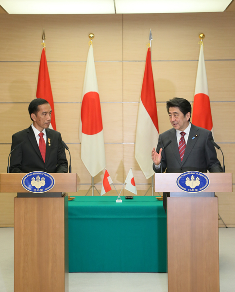 安倍总理在总理大臣官邸举行了日本・印度尼西亚首脑会谈等。