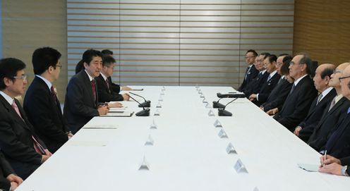 安倍总理在总理大臣官邸接受了日韩・韩日贤人会议出席人员一行的拜会。