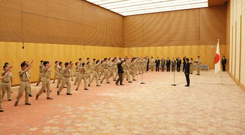 安倍总理在总理大臣官邸接受了童子军“富士章”获奖代表童子军的拜访。