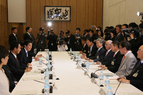 安倍总理在总理大臣官邸出席了“为实现经济良性循环的‘政劳使’三方会议”。