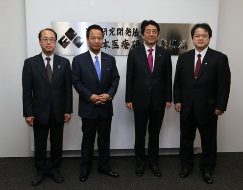 安倍总理在东京都内出席了日本医疗研究开发机构成立典礼。