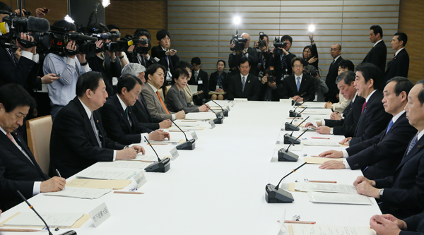 安倍总理在总理大臣官邸召开了“第5次城市・居民・工作创生本部”会议。