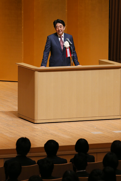 安倍总理出席了在东京都内举行的第49次国家公务员联合初任培训的结束仪式，并作了训示。
