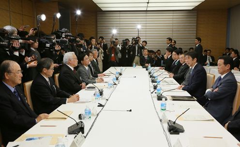 安倍总理在总理大臣官邸召开了第5次产业竞争力会议专题会议。