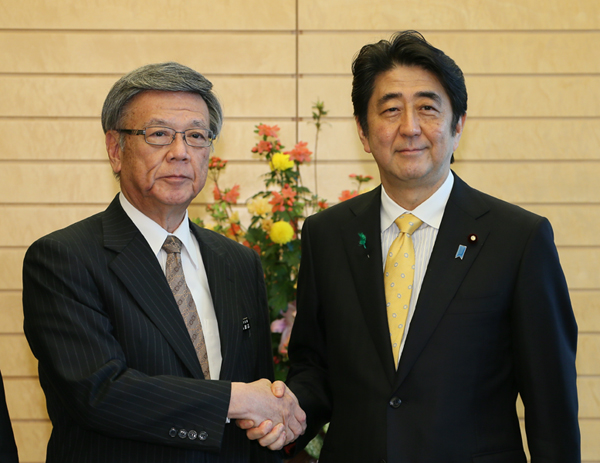 安倍总理在总理大臣官邸会见了冲绳县知事翁长雄志。