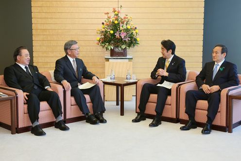 安倍总理在总理大臣官邸会见了冲绳县知事翁长雄志。