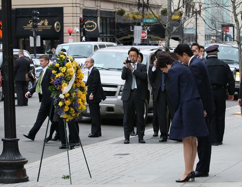 安倍总理前往波士顿马拉松爆炸案现场悼念受害者