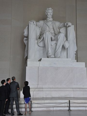 安倍总理与奥巴马总统视察林肯纪念堂