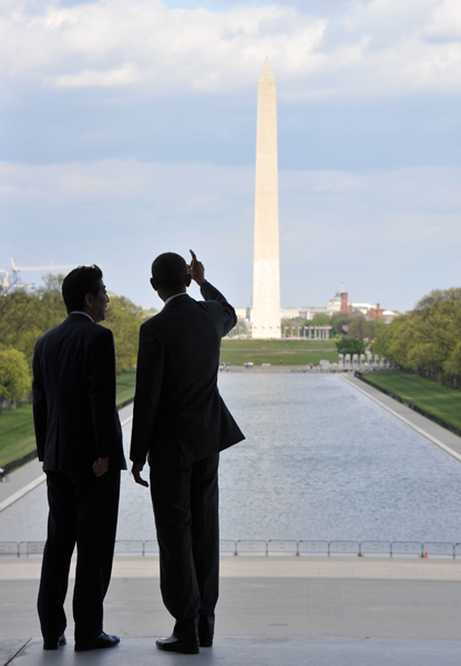 安倍总理在奥巴马总统的陪同下参观林肯纪念堂