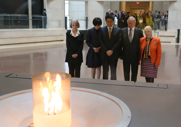 安倍总理参观美国大屠杀纪念馆