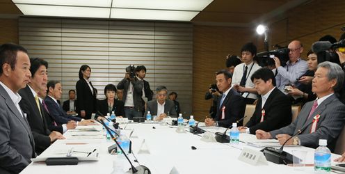 安倍总理在总理大臣官邸召开了2015年第5次经济财政咨询会议。
