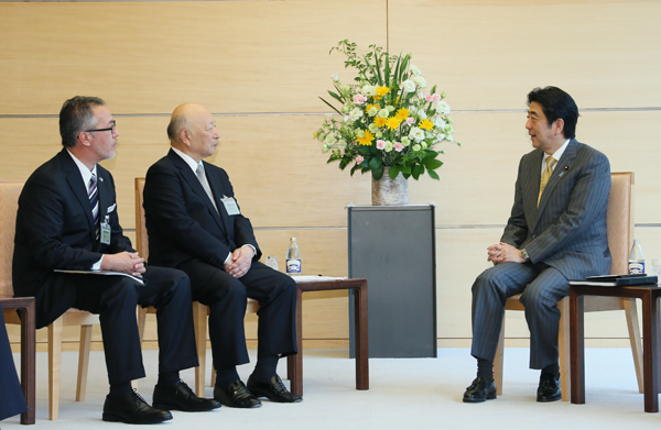 安倍总理在总理大臣官邸接受了日本・欧盟商业圆桌会议（BRT）的日方联合议长佃和夫、欧盟方联合议长代理丹尼•利兹巴古等的拜会。