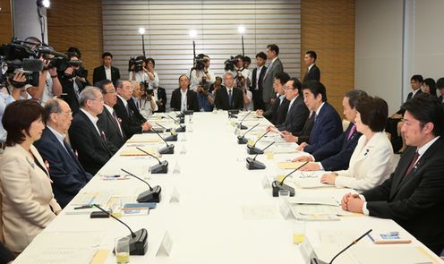 安倍总理在总理大臣官邸出席了第2次网络安全战略本部会议。